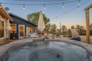 Galería fotográfica de Stargazing - Cowboy Pool - Spa - Firepit - Views - Hike en Yucca Valley