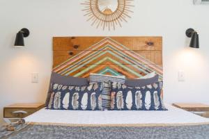 Una cama o camas en una habitación de Stargazing - Cowboy Pool - Spa - Firepit - Views - Hike