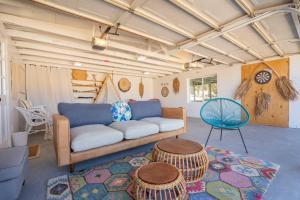 Un lugar para sentarse en Stargazing - Cowboy Pool - Spa - Firepit - Views - Hike