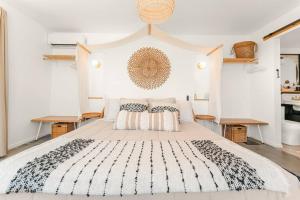 Una cama o camas en una habitación de Stargazing - Cowboy Pool - Spa - Firepit - Views - Hike