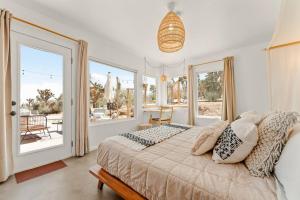 Una cama o camas en una habitación de Stargazing - Cowboy Pool - Spa - Firepit - Views - Hike