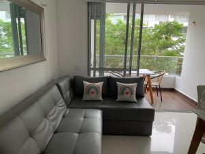 a living room with a couch and a table at Espectacular apartamento en Ricaurte con BBQ in Ricaurte