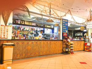 un ristorante con bancone e bar di Village GEMINI a Peschici