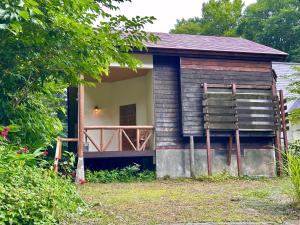 una piccola casa con portico e balcone di 東京-7度 BBQ可 温泉付友達や家族と一棟貸b a Sudagai