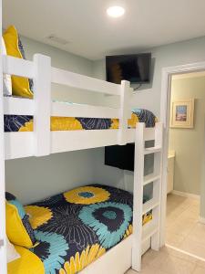 Postel nebo postele na pokoji v ubytování Destin West Resort - Gulfside 405 Ocean View and Free Beach Chairs + 20 fotografií