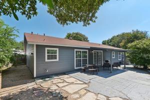 Casa pequeña con mesa y patio en Modern Rental Near Medical Center, Six Flags, UTSA, La Cantera, Lackland AFB, en San Antonio