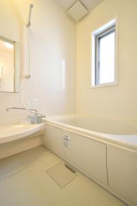 東京にあるKamata332 蒲田駅の2LDKアパートメント 羽田8min 品川8minの浴槽と洗面台のある白いバスルーム +86枚の写真