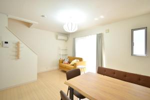 東京にあるKamata332 蒲田駅の2LDKアパートメント 羽田8min 品川8minのテーブルとソファのあるリビングルーム