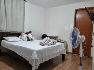 ein Schlafzimmer mit Bett und Ventilator in der Unterkunft Star Hotel 209 in Juiz de Fora