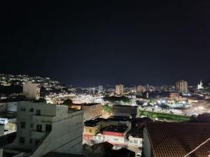 Blick auf eine Stadt bei Nacht in der Unterkunft Star Hotel 209 in Juiz de Fora