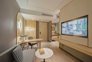 TV a/nebo společenská místnost v ubytování 雅庭酒店深圳海岸城南山地铁站店