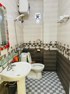 une salle de bains avec toilettes et lavabo dans l'établissement Like hostel, à Hai Phong
