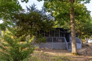 Funky Little Lakehouse - private dock and sunset view外面的花园