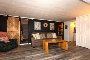 Sunrise BeachFunky Little Lakehouse - private dock and sunset view的带沙发和咖啡桌的客厅