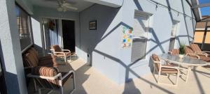 Un balcón o terraza en Orlando villa private pool/hot tub close to Disney