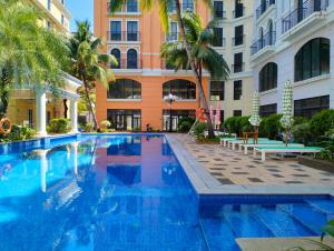 a large swimming pool in front of a building at SK BOUTIQUE HOTEL in Phú Quốc