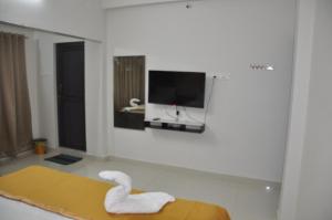 a white room with a swan sitting on the floor at ALAYA ROOMS in Tiruchirappalli