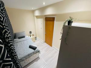 a living room with a bed and a couch at Dormitorio Privado in Dublin +6 photos