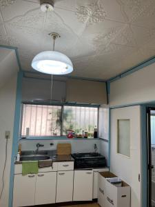 Η κουζίνα ή μικρή κουζίνα στο 栄子ハウス