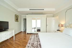 LK Miracle Suite - SHA Extra Plus客房内的一张或多张床位