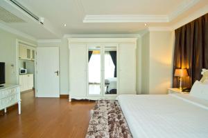 LK Miracle Suite - SHA Extra Plus客房内的一张或多张床位