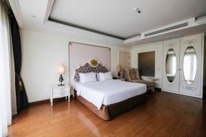 LK Miracle Suite - SHA Extra Plus客房内的一张或多张床位