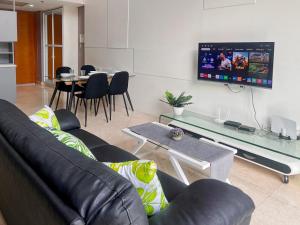 ジャカルタにあるLuxury 2BR Summit Apt with Pool, Gym, WiFiのギャラリーの写真