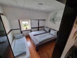 Postel nebo postele na pokoji v ubytování Schöne Wohnung im Zentrum von Ahnatal