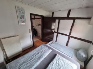 Postel nebo postele na pokoji v ubytování Schöne Wohnung im Zentrum von Ahnatal