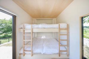 Postel nebo postele na pokoji v ubytování 里沼リゾート　Hotel KOMORINU