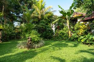 Сад в Santra Putra Guesthouse at Karja Art Space