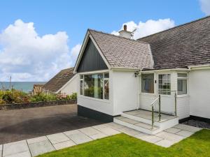 a house with a view of the ocean at Swn Y Mor in Benllech