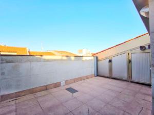 an empty balcony of a building with a patio at Moderno Apartamento Dúplex en Terrassa Centro in Terrassa