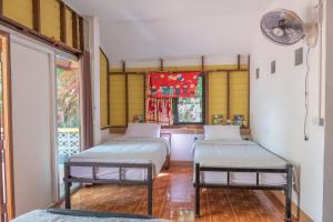 Un pat sau paturi într-o cameră la Happy House Backpackers