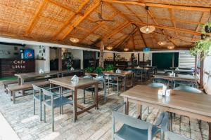une salle à manger avec des tables et des chaises en bois dans l'établissement Stone Wood Resort, Mandrem, à Mandrem