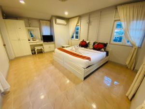 Postel nebo postele na pokoji v ubytování รตะธารา รีสอร์ท ratathara resort