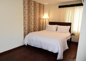 Postel nebo postele na pokoji v ubytování Creek Hotel - Panaji