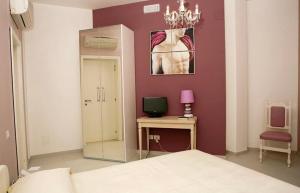 a bedroom with a bed and a desk and a mirror at B&B Acqua e Sale in Roseto degli Abruzzi