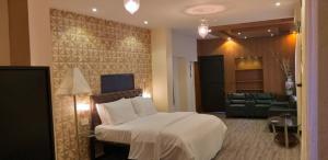 Postel nebo postele na pokoji v ubytování Creek Hotel - Panaji