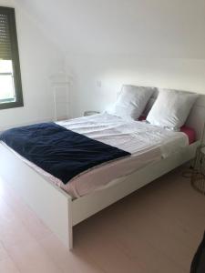 Postel nebo postele na pokoji v ubytování Chambre proche plage