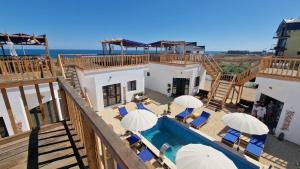 SchitulにあるSUN Bungalow Costineștiのプールの景色を望めます。