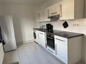 Køkken eller tekøkken på Ferienwohnung Feucht OG NATURNAH Parkplatz WLAN + 2 billeder