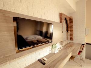 TV in/ali zabaviščno središče v nastanitvi Hotel Syariah Larismanis