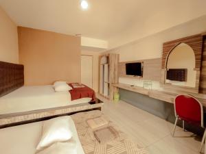 Postelja oz. postelje v sobi nastanitve Hotel Syariah Larismanis