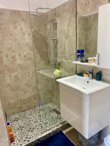 a bathroom with a sink and a shower at Magnifique Appart Tanger Vue Mer Plage à 100m Calme et Nature in Tangier