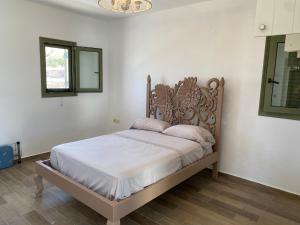 Ένα ή περισσότερα κρεβάτια σε δωμάτιο στο Ambeli house Arkasa