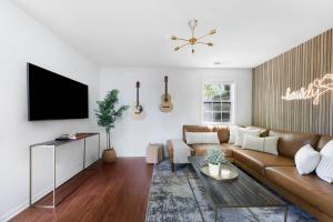 TV/trung tâm giải trí tại Songbird Bungalow - Cozy & Centrally Located +40 ảnh