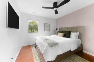 Giường trong phòng chung tại Songbird Bungalow - Cozy & Centrally Located