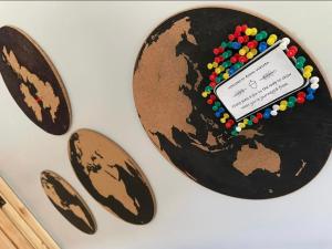 威尔斯浦Acorn Warren的一张地球仪照片，上面有一部手机