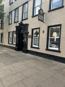 科克茅斯The Globe Apartments的带有招牌的建筑物店面